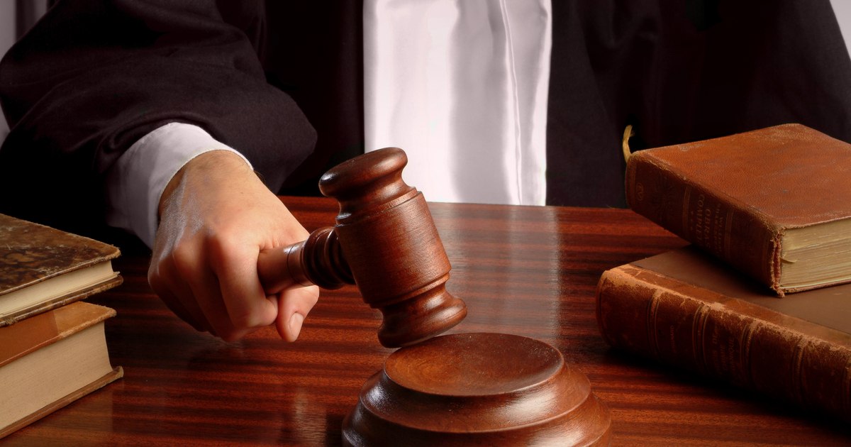 Un bărbat este trimis în judecată pentru instigare la violențe împotriva magistraților și a familiilor acestora