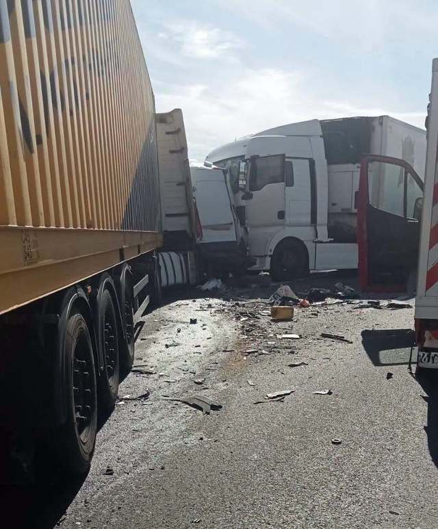 Accident mortal pe DN 6 în Caraș-Severin: Două femei au decedat după impactul dintre un microbuz și două TIR-uri