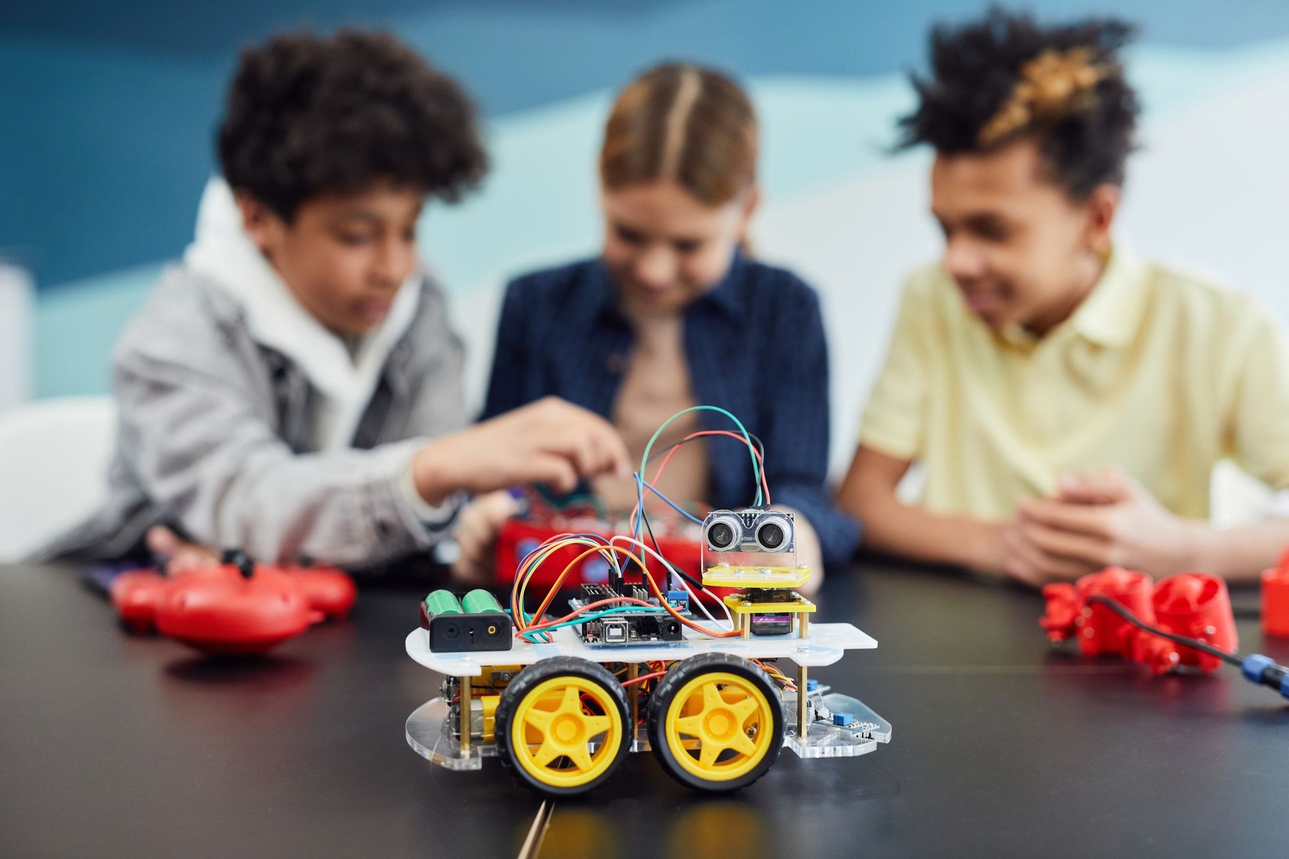 Elevi din Galați au construit un robot agricol care folosește inteligența artificială pentru culturi