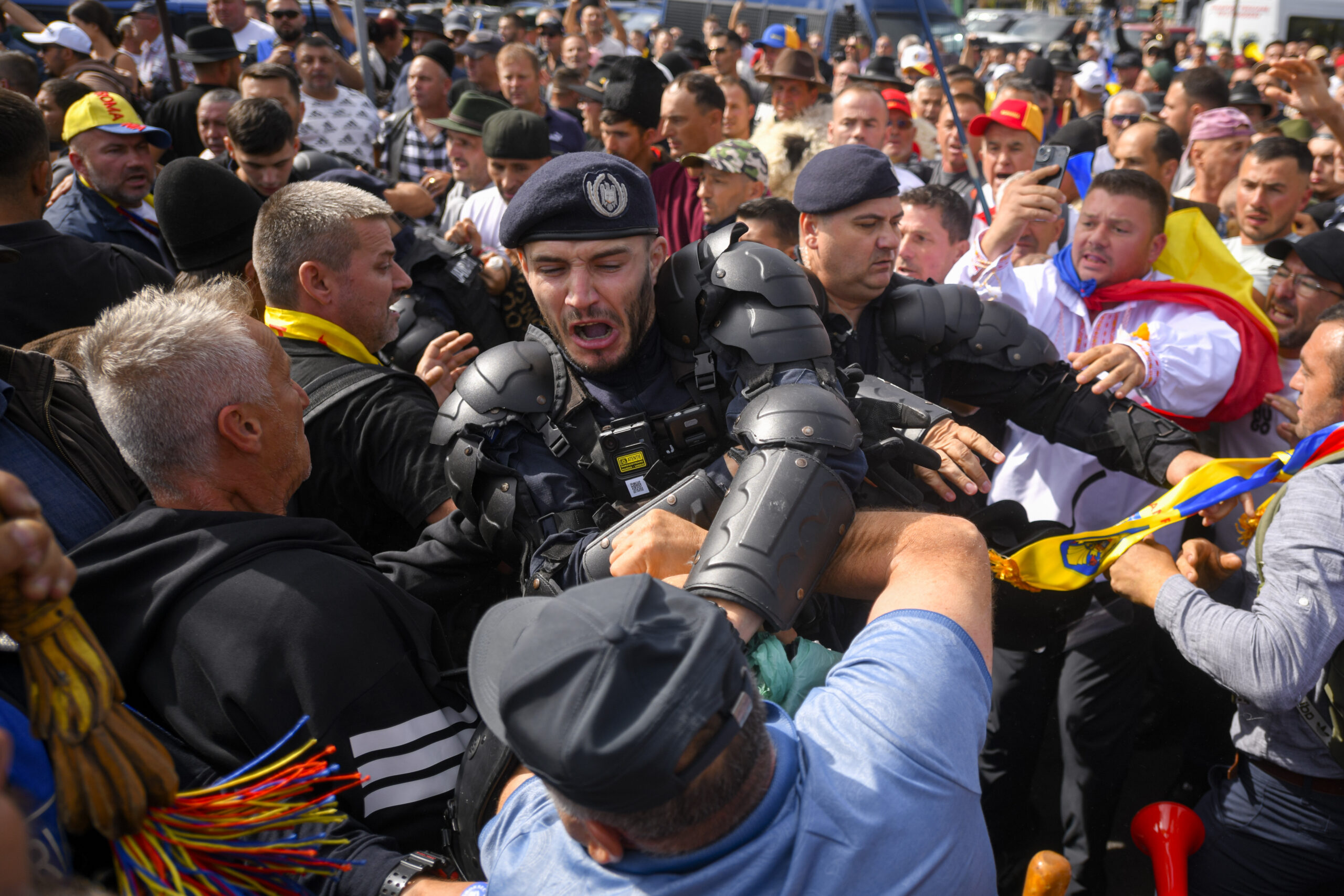 20 de persoane au fost arestate preventiv după violențele de la protestul ciobanilor din Piața Victoriei