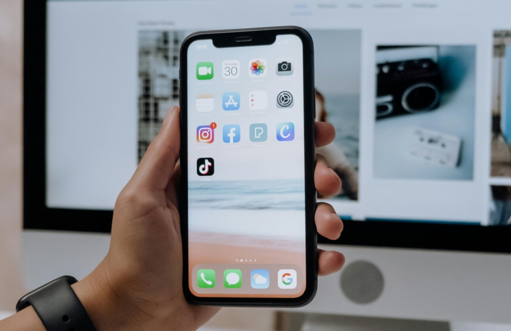Fenomenul periculos „lăcheala” pe TikTok face victime în România: o adolescentă a fost agresată