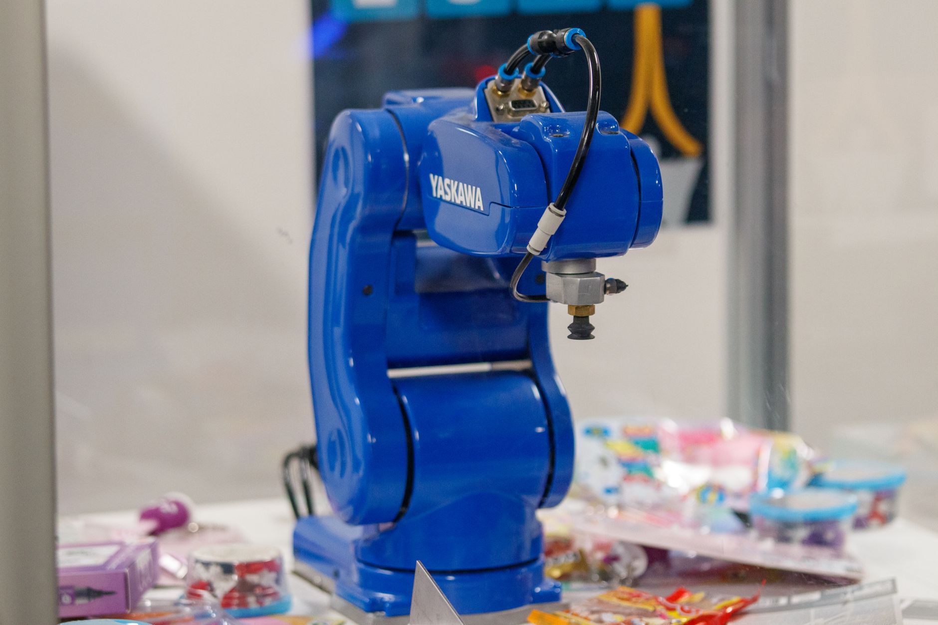 Număr record de cinci milioane de roboți industriali în fabricile din întreaga lume în 2025