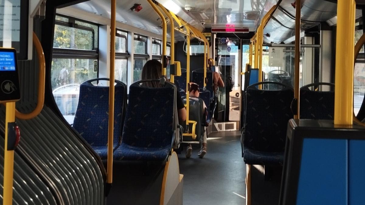 O femeie a găsit peste 11.000 de euro într-un troleibuz din Cluj și le-a predat șoferului