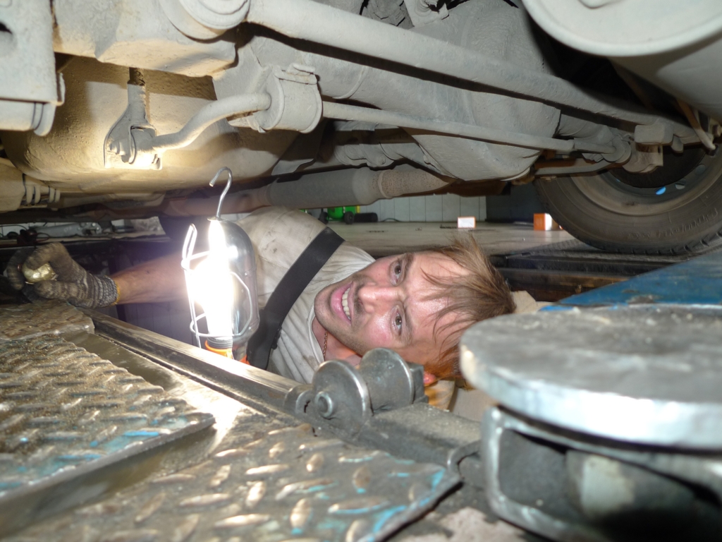 Volkswagen rechemă aproape 3 milioane de mașini din cauza unui defect la direcție