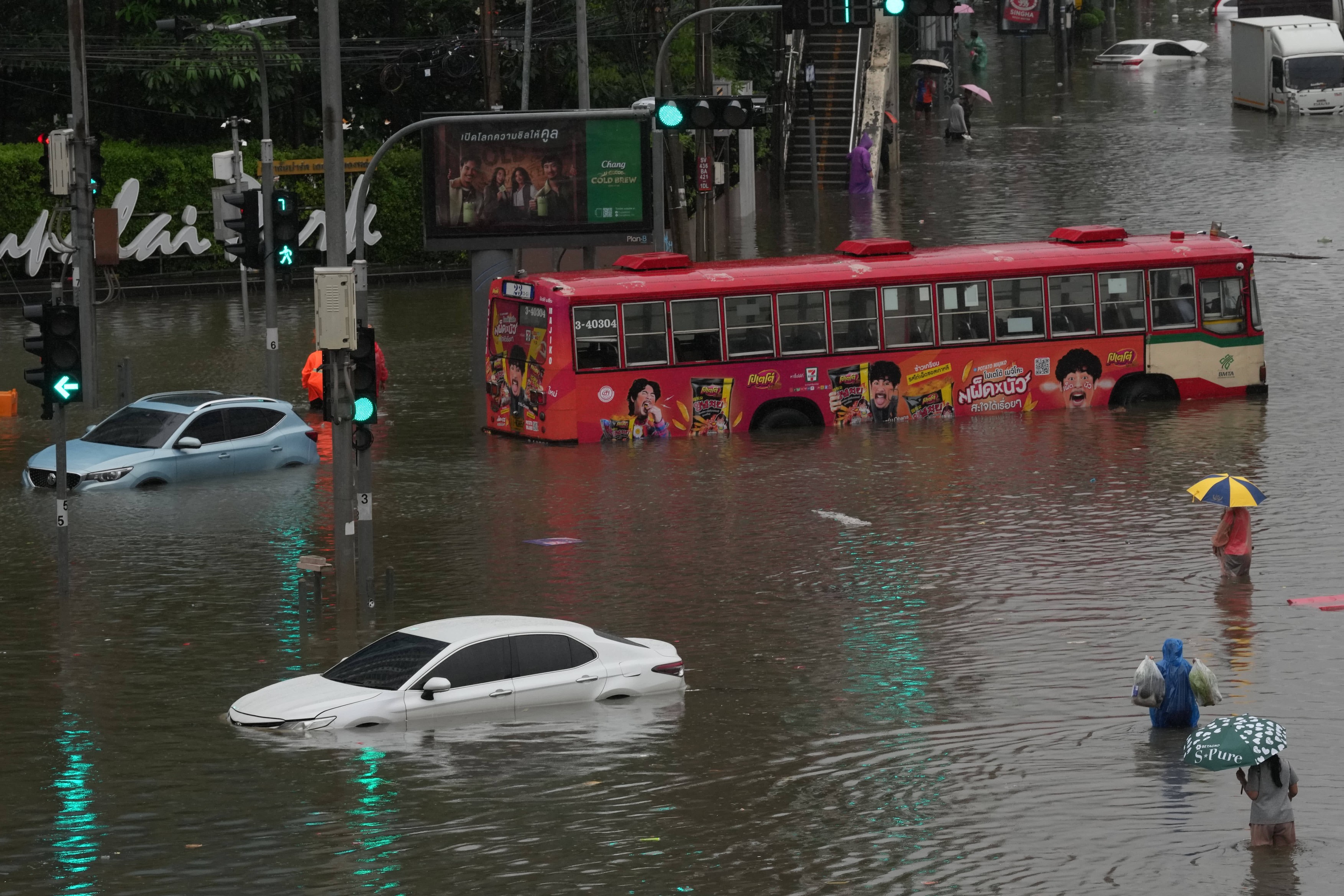 Stare de catastrofă în Bangkok: 50 de districte sunt inundate de ploile torențiale