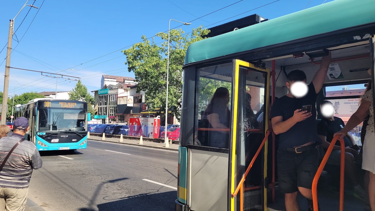 Anomalii în transportul public din București: Liniile 381 și 76 par să circule pe același traseu simultan