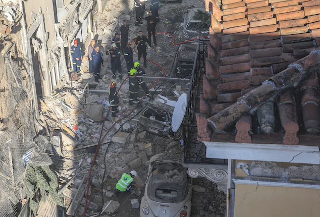 Tragedie în Atena: Două cadavre au fost identificate sub dărâmăturile imobilului prăbușit în Plaka