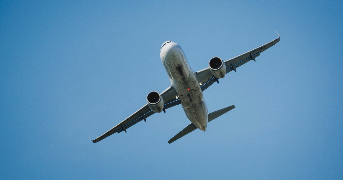 Aterizare de urgență la Otopeni după ce un avion de la Cluj-Napoca ar fi lovit o pasăre