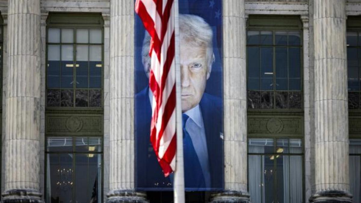 Donald Trump a aprobat o investigație asupra obiectelor neidentificate coordonată de un astrofizician de la Harvard