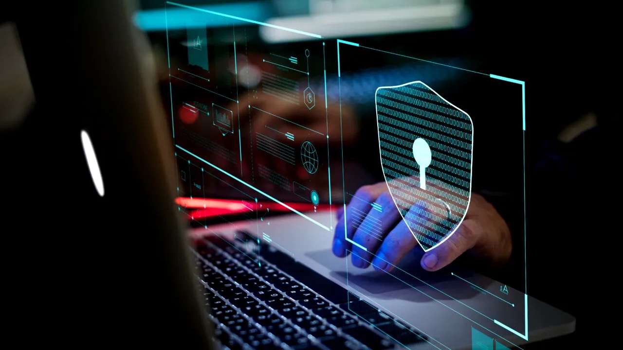 Fraudă masivă cu inteligență artificială la Intesa Sanpaolo: au fost furiți 95 de milioane de euro