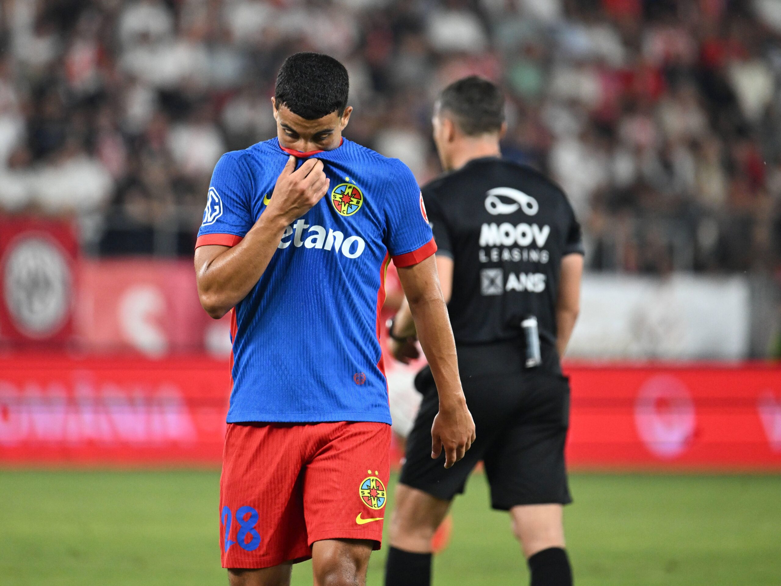 Schimb de jucători între FCSB și Universitatea Craiova: Aymen Boutoutaou și Steven Nsimba ar putea schimba culorile