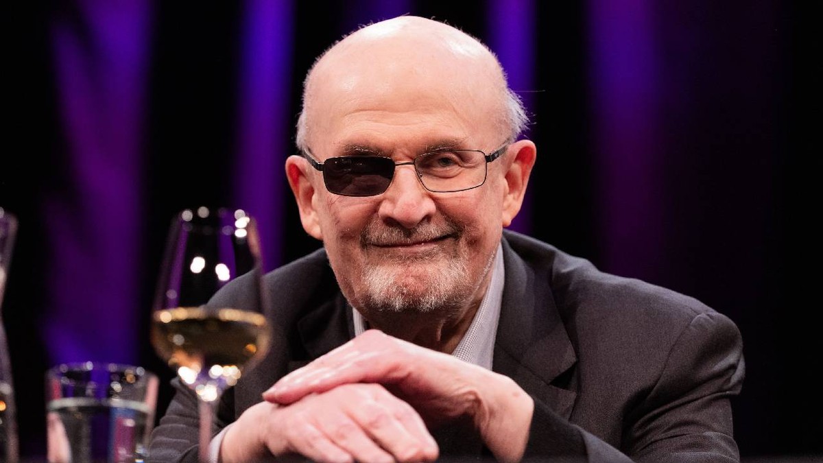 Salman Rushdie îl numește pe Donald Trump un „mincinos genial” și previzionează distrugerea simbolurilor sale