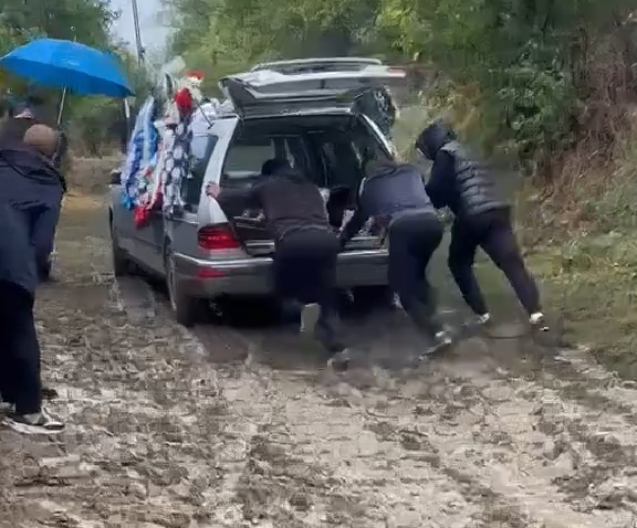 Drumuri de pământ și noroi în satul Cârja: Mașina mortuară a fost împinsă pe o uliță impracticabilă