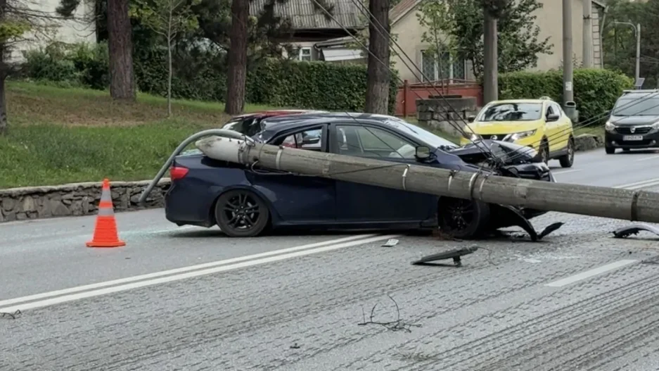 Accident violent în Suceava: Un stâlp de electricitate a fost doborât peste o mașină