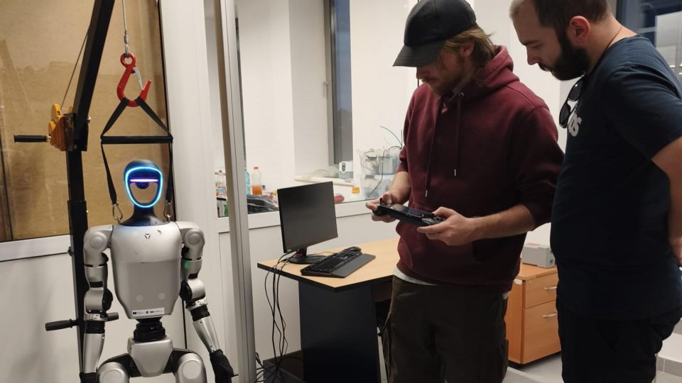 Universitatea Transilvania deține primul robot umanoid din România, numit Carla