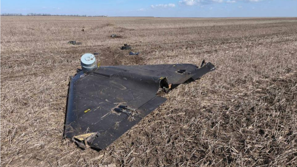 Fragmente de obiect, posibil dronă, au fost descoperite pe un teren agricol în Insula Mare a Brăilei