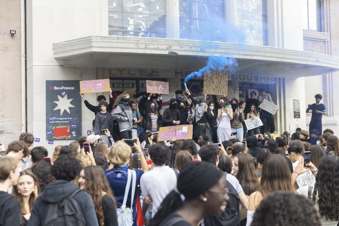 Proteste violente în liceele din Franța: elevi și poliție în confruntări după blocaje masive