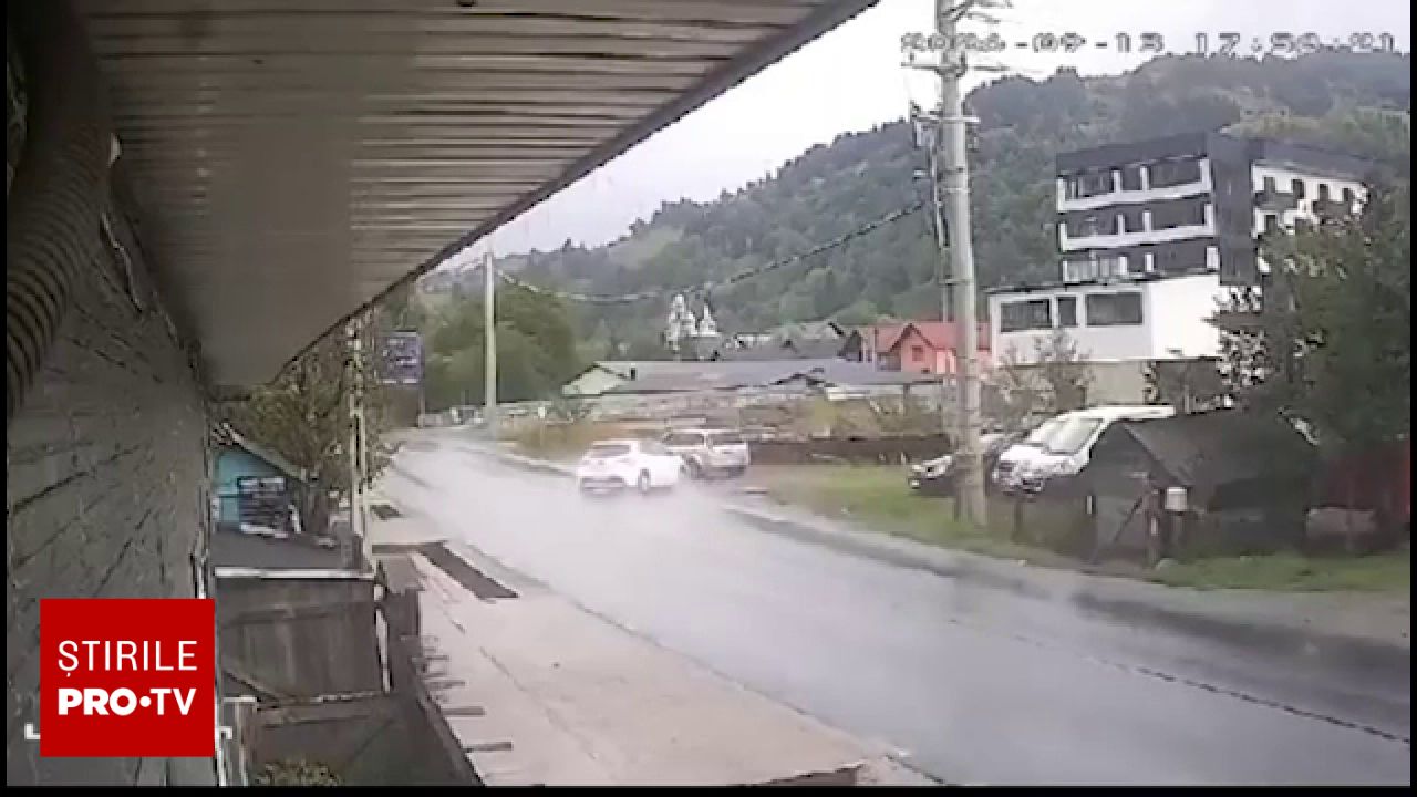 Accident în Maramureș: Un autoturism a ajuns în albia unui râu după o coliziune pe un drum ud