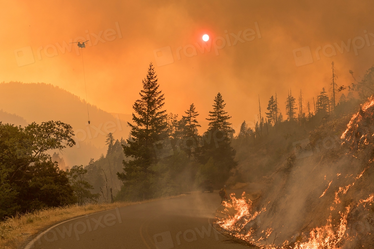 Elicoptere Black Hawk intervin în Parcul Național Domogled pentru combaterea incendiului