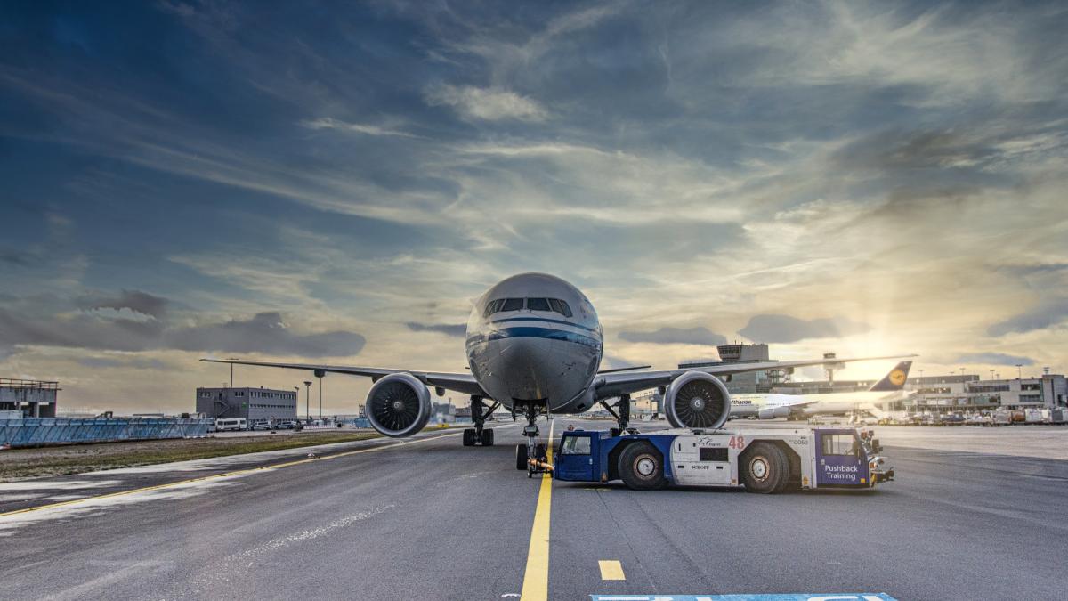 Avion Caspian Airlines a fost sechestrat pe pistă în Istanbul din cauza unei datorii de 3 milioane de euro