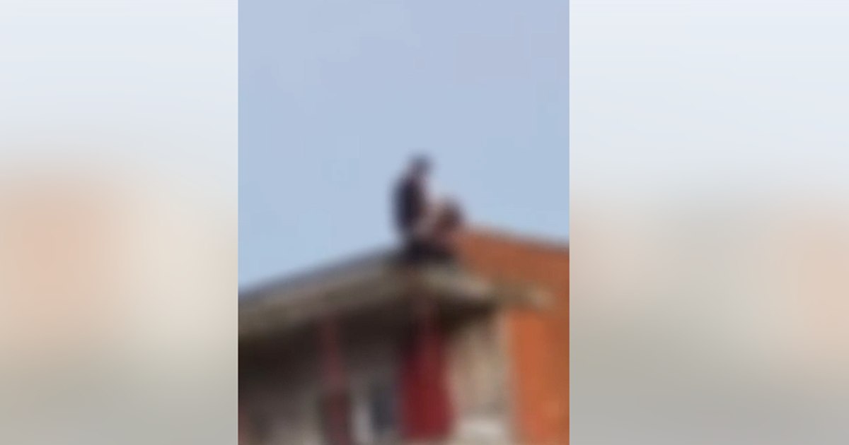 Tineri filmați făcând sex pe acoperișul unui bloc din Oradea au fost identificați și au primit un dosar penal