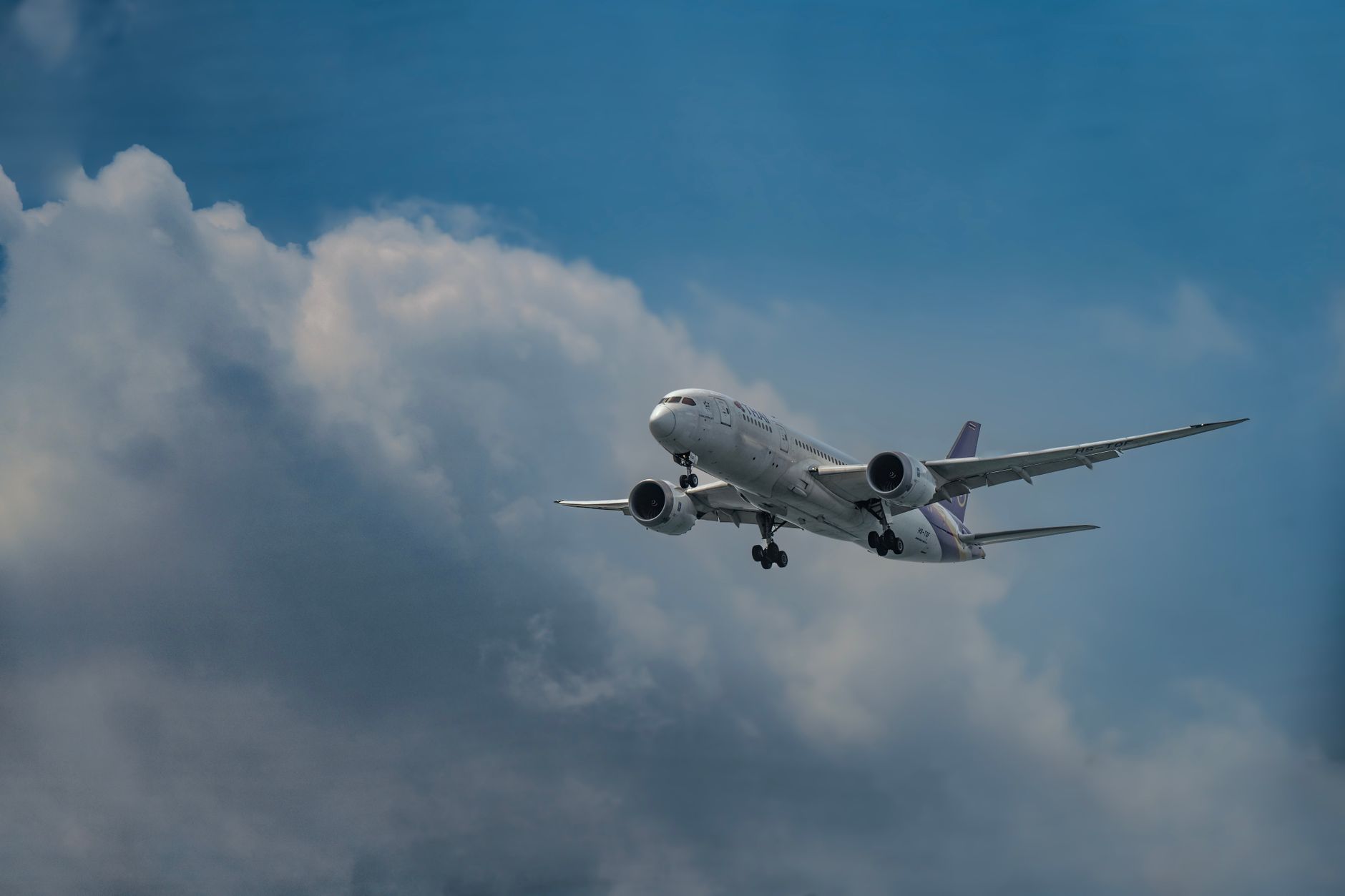 Un avion flydubai a fost deviat spre Arabia Saudită după un incident violent între piloți