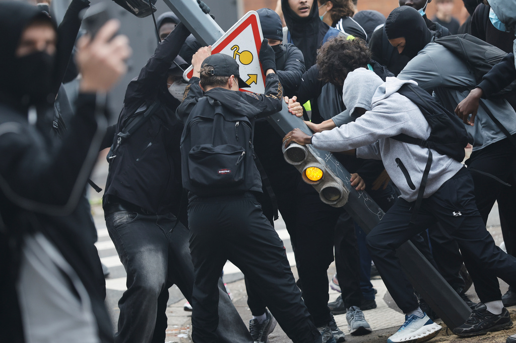 Peste 440 de persoane reținute în Franța după violentele din cadrul protestelor elevilor
