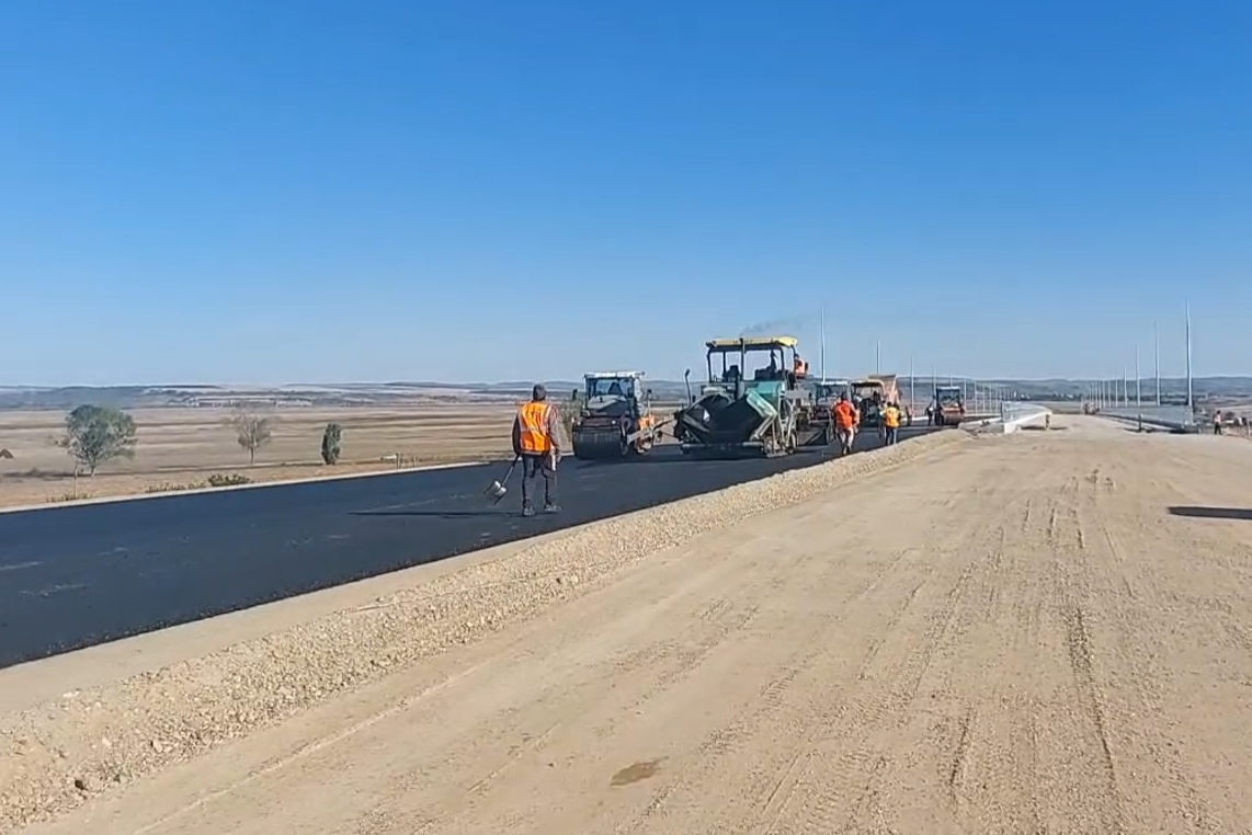 Lucrări de asfaltare pe tronsonul Bacău – Pașcani al autostrăzii A7, pe pasajul feroviar de la Filipești