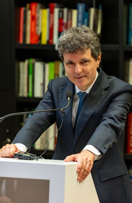 Nicușor Dan vrea să desemneze un prim-ministru înainte de plecarea în SUA