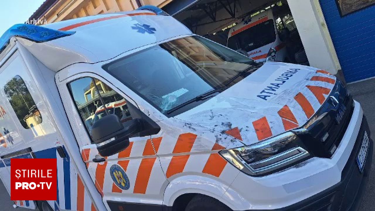 Opt persoane trimise în judecată după ce au atacat o ambulanță cu un topor în județul Cluj