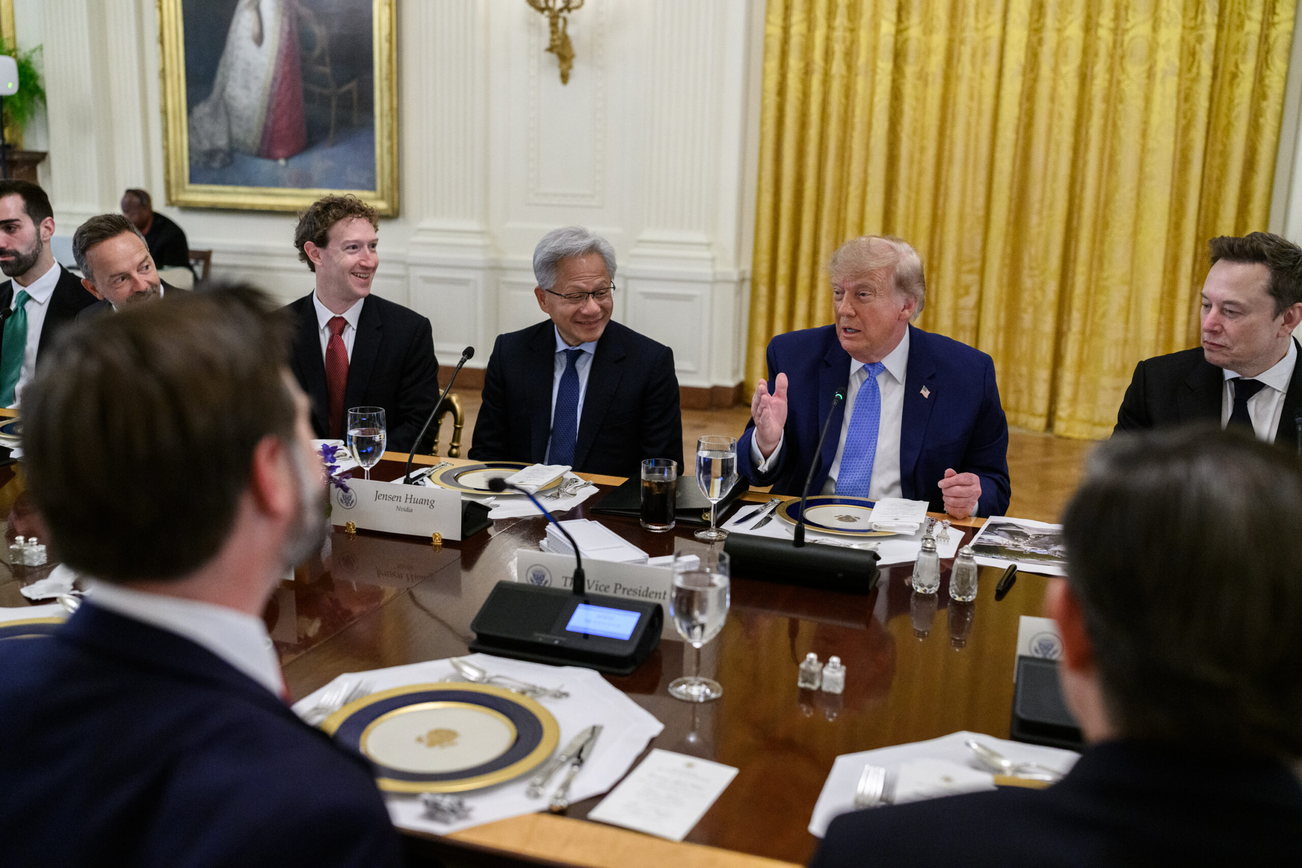 Donald Trump susține dezvoltarea accelerată a inteligenței artificiale în Statele Unite