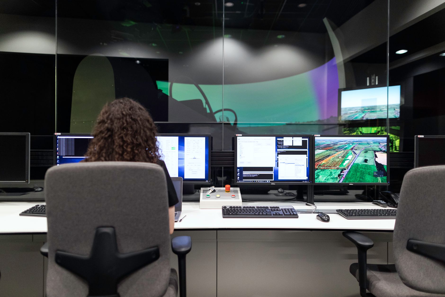 Pentagonul lansează Project Meridian: Elon Musk și Palmer Luckey vor analiza viitorul războiului autonom