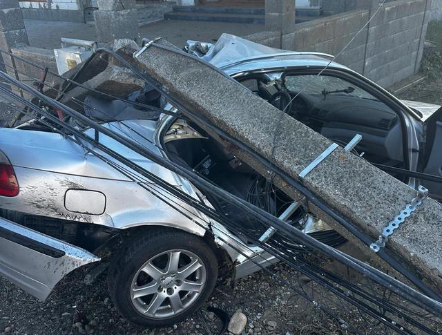 Accident grav la Câmpia Turzii: un autoturism a lovit un stâlp de beton, două persoane sunt rănite