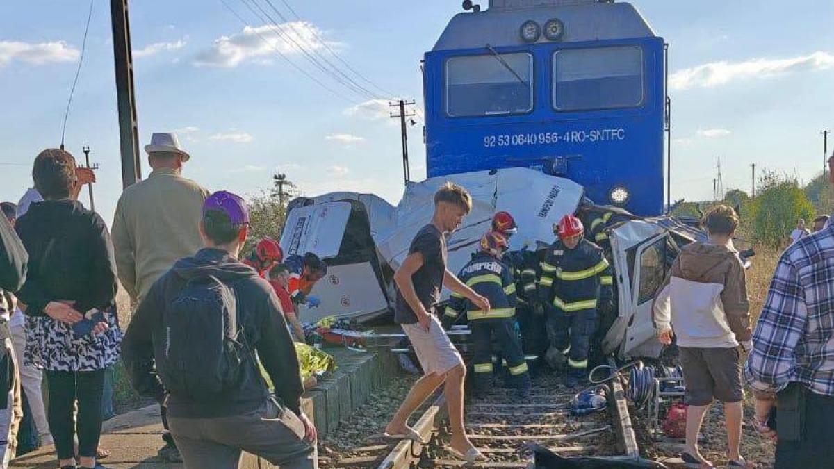 Tragedie în Galați: Un tren de călători a lovit o autoutilitară la trecerea de cale ferată