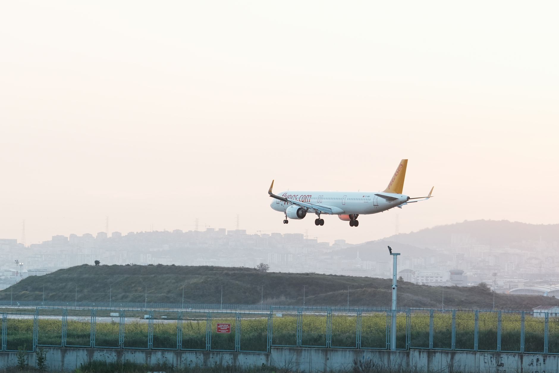 Alertă de urgență generală pentru un zbor Emirates pe ruta Dubai-Londra. Avionul a fost redirecționat