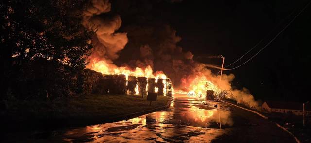 Incendiu de amploare la o stație de sortare-reciclare de deșeuri în apropierea Sibii