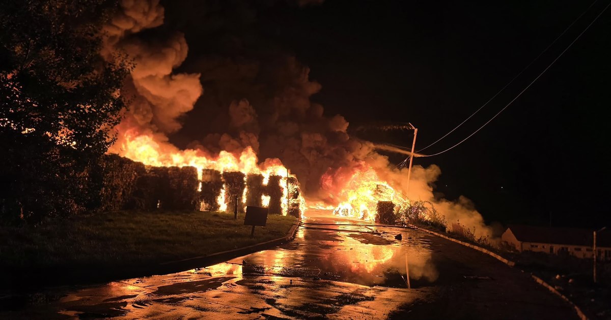 Incendiu de amploare la o stație de reciclare deșeuri lângă Sibiu, a fost emis mesaj RO-Alert