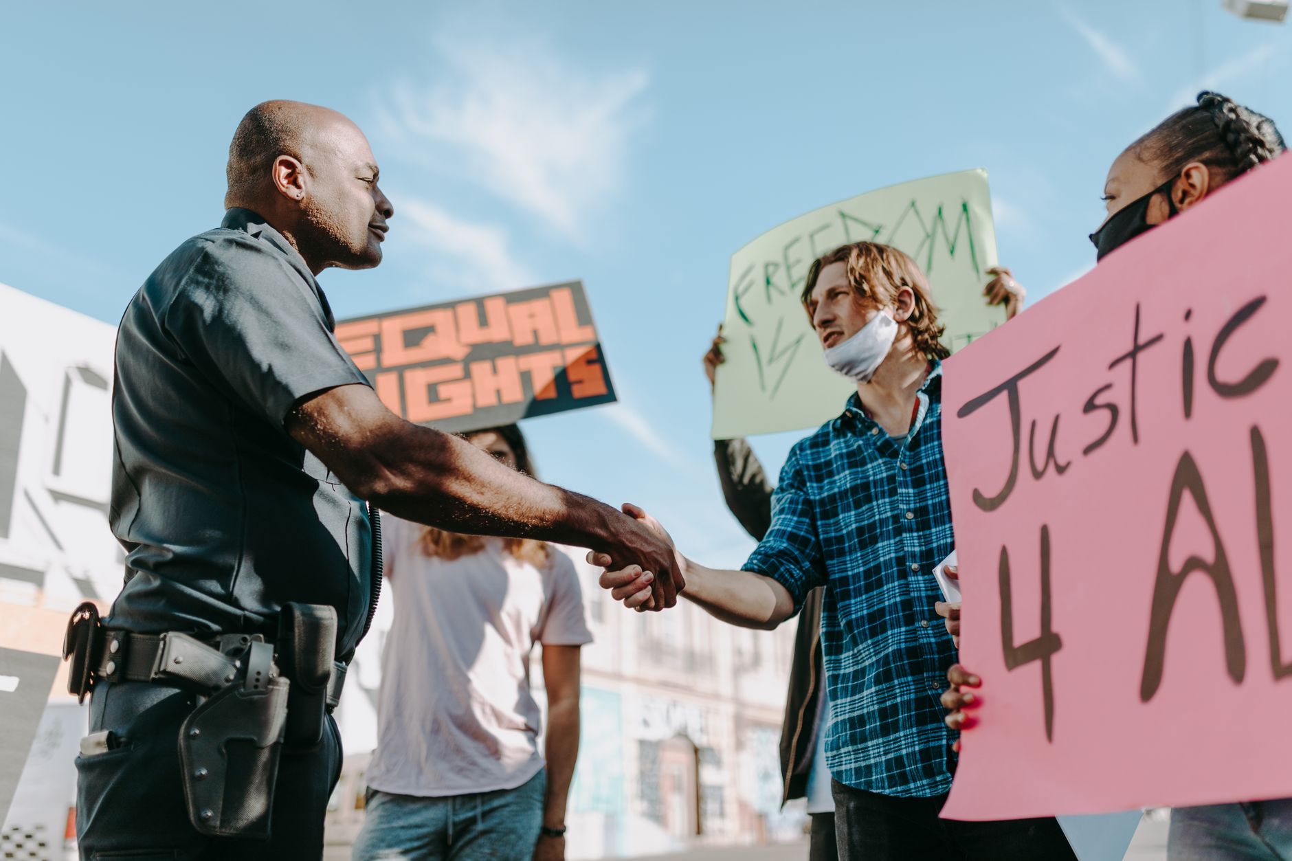 Protestele liceenilor din Franța au degenerat în violențe urbane, cu mii de arestări