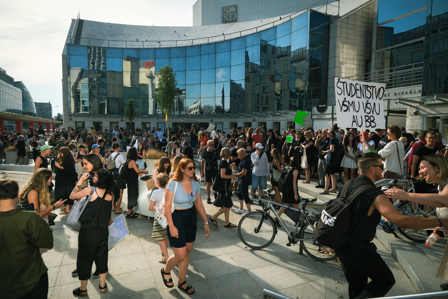 Escaladarea protestelor elevilor din Franța: aproape 2.000 de persoane reținute și sute de polițiști răniți