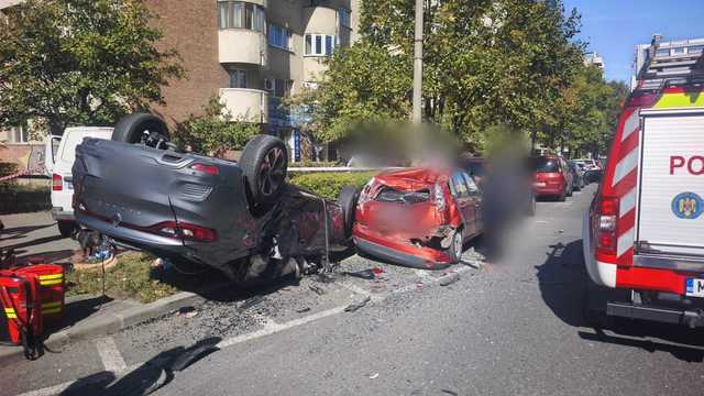 Accident grav în Cluj-Napoca: un autoturism s-a răsturnat peste mașini parcate după o coliziune