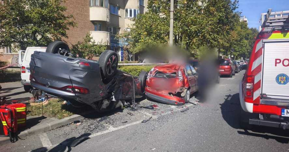 Accident grav în Cluj-Napoca: Un autoturism s-a răsturnat peste mașini parcate după o coliziune