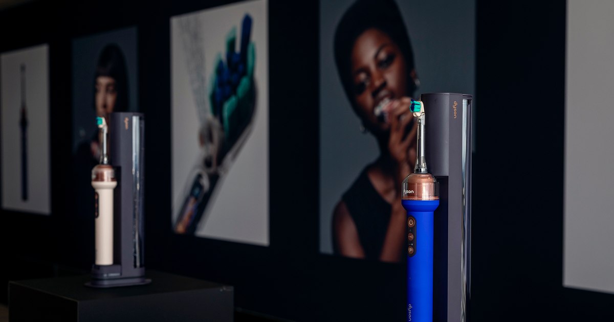 Dyson lansează o periuță de dinți cu cameră și inteligență artificială pentru igiena orală
