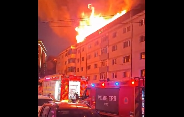 Incendiu la acoperișul unui bloc din Suceava: locatarii au fost evacuați de către pompieri
