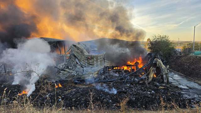 Incendiul de la stația de sortare de la Rusciori continuă după 24 de ore. Flăcările au distrus baloți de plastic și hârtie