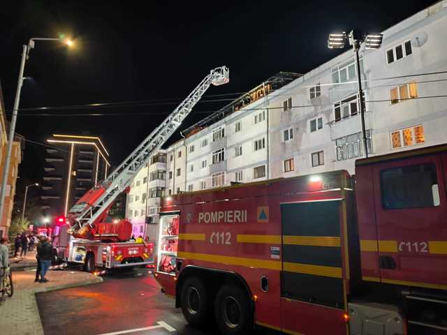 Incendiu major la un bloc din Suceava: au ars 400 de metri pătrați de acoperiș