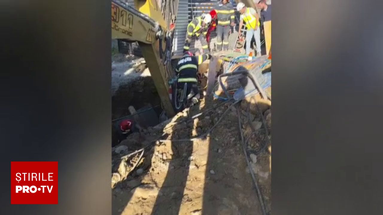 Un bărbat a fost salvat după patru ore de la prăbușirea unui mal de pământ într-un șanț de canalizare