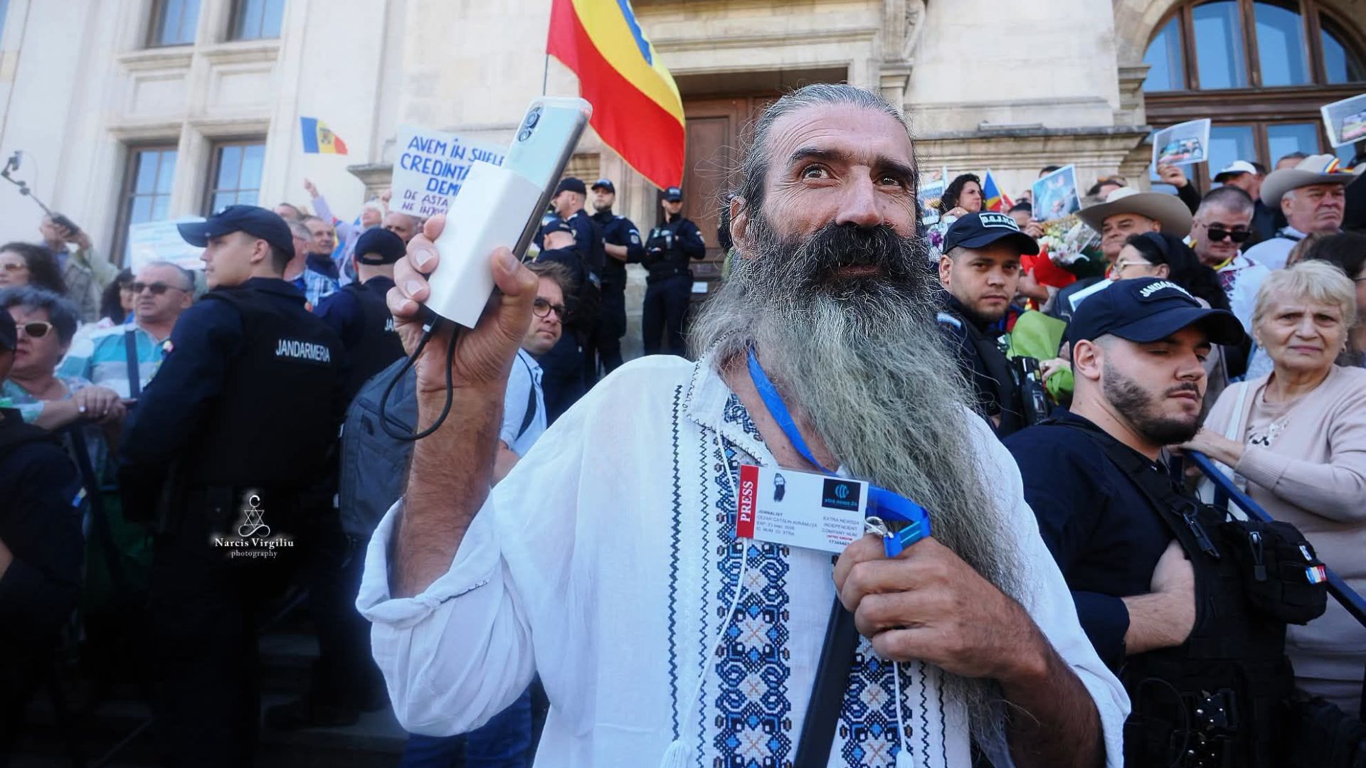 Cezar Avrămescu, cunoscut sub numele de Stegarul Dac, a fost reținut pentru ultraj