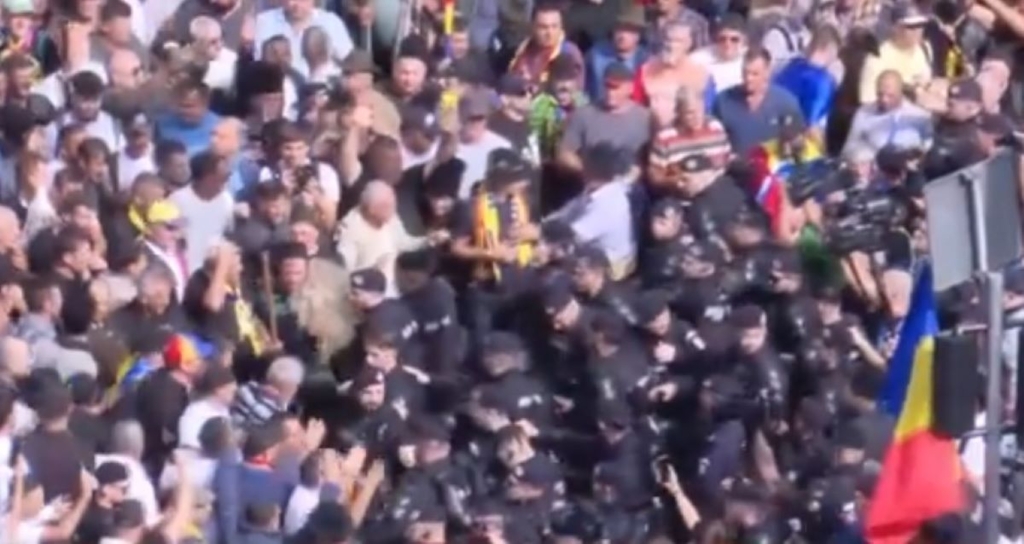 Incident violent la protestul crescătorilor de animale din Piața Victoriei. Jandarmii au intervenit în fața instigatorilor