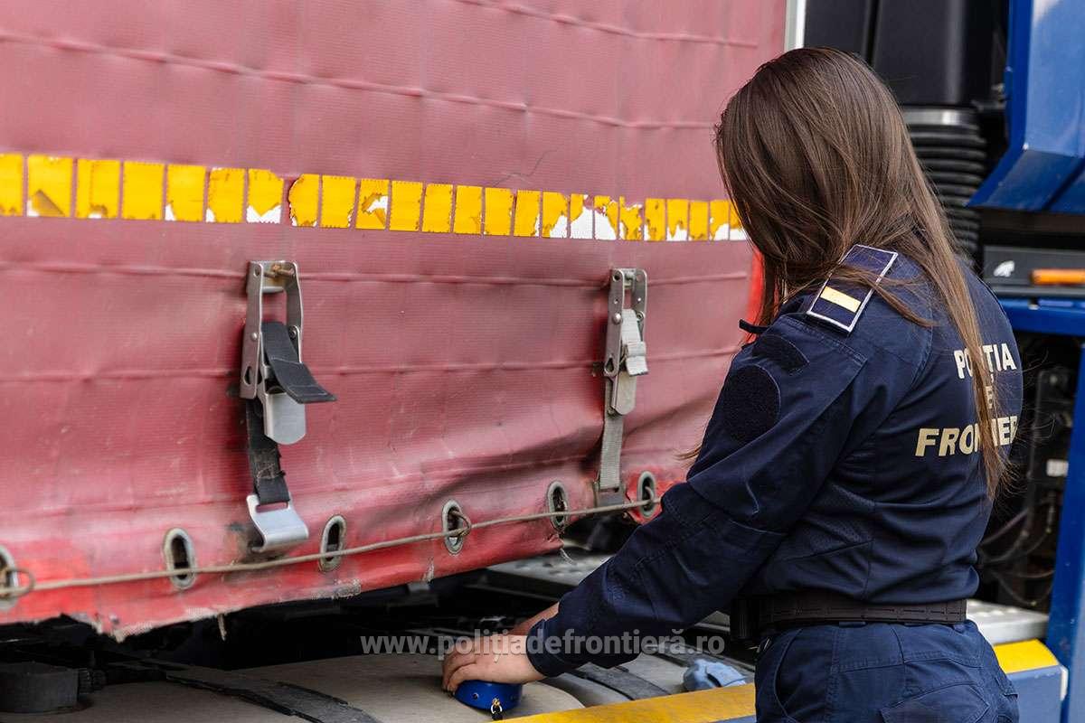 Tentativă de dare de mită la granița de la Jimbolia: un șofer de TIR a încercat să plătească polițistei