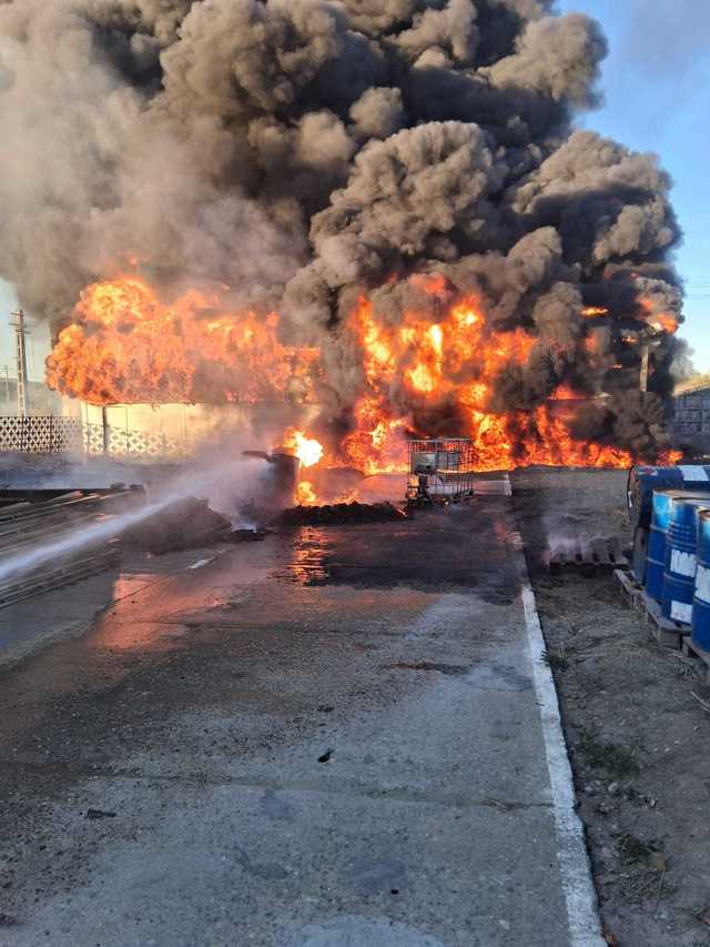 Incendiu la o hală de depozitare în județul Vâlcea, în localitatea Sutești